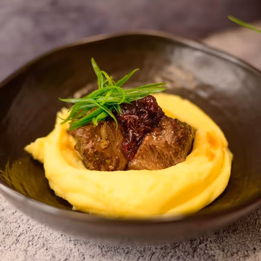 Фото Томлённые говяжьи щечки в соусе демигляс